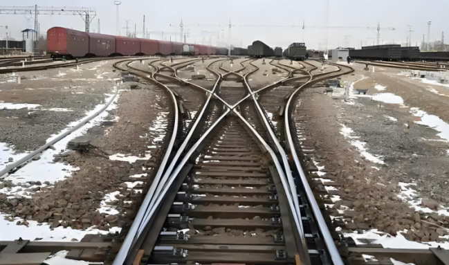 公海彩船6600新品道岔跳线：铁路安全运行的“守护者”